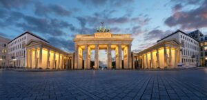 Das Brandenburger Tor bei Nacht, ein Symbol für die historische und kulturelle Bedeutung Berlins sowie für die Qualität und Zuverlässigkeit unserer Entrümpelungsdienste